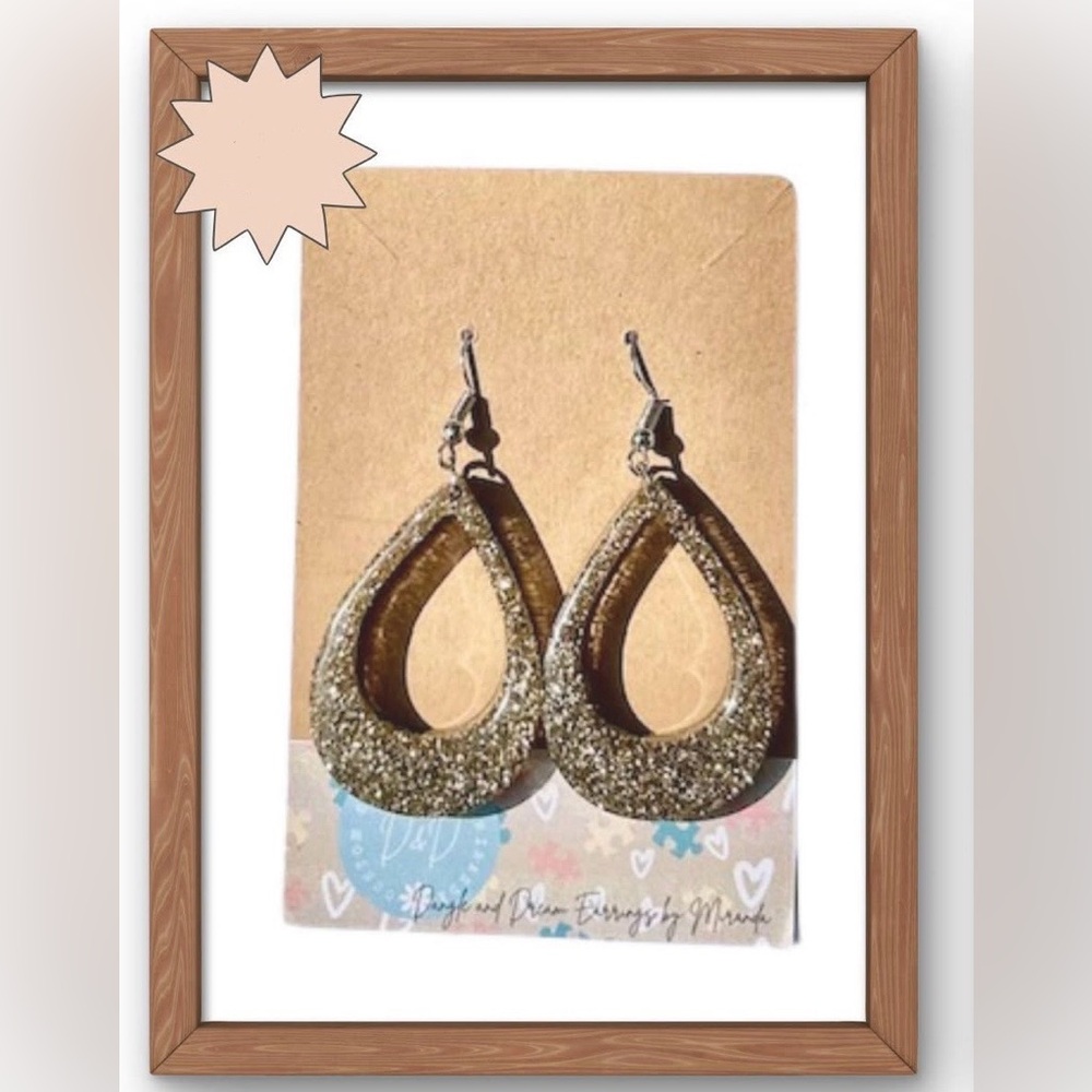 Elegant Gold Teardrop Earrings
🌸🌟🌟Bundle Discounts Available🌟🌟🌸